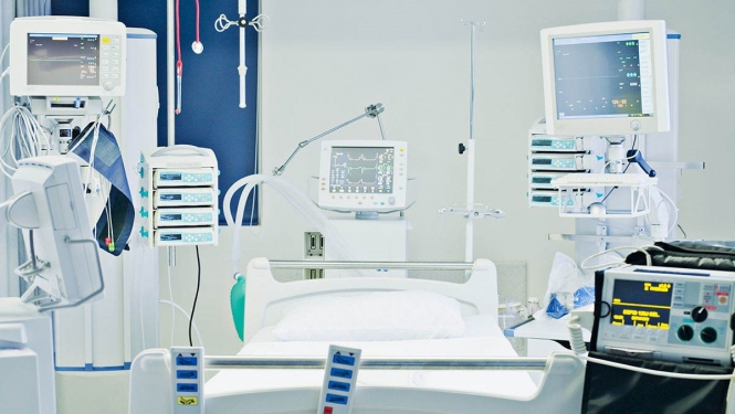  telpā dažādas medicīnas ierīces 