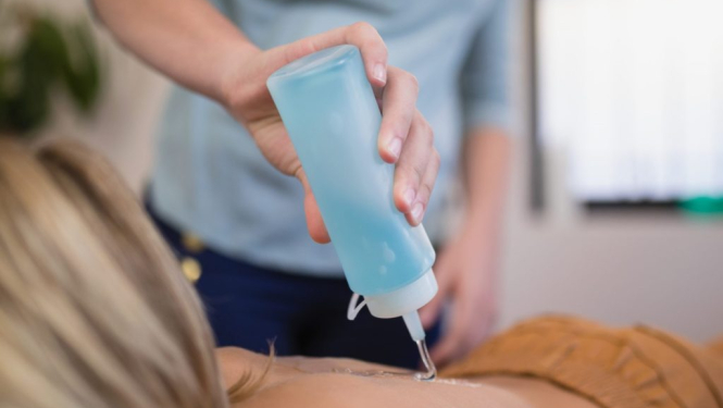 Medicīnas darbinieks veic ultrasonogrāfiju