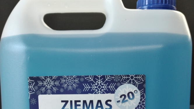Plastmasas iepakojumā zils vējstiklu šķidrums