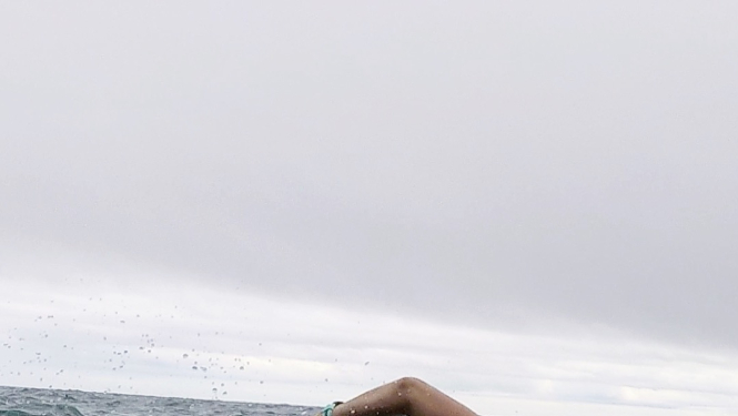 Peldoša cilvēka roka jūrā