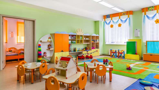 Bērnudārza telpa ar krāsainām telpas mēbelēm un rotaļlietām 