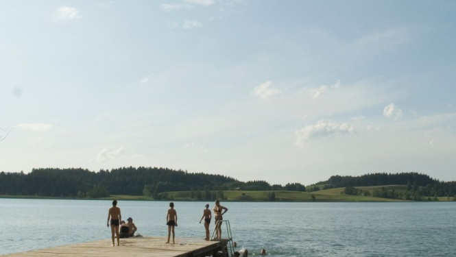 Ezera peldvieta ar laipu