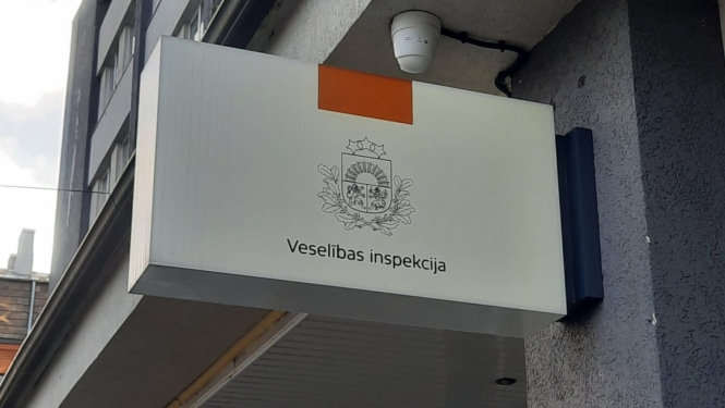 Veselības inspekcijas ēkas daļa un izkārtne uz kuras rakstīts- Veselības inspekcija