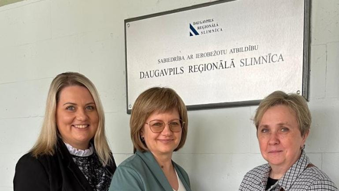 Attēlā Veselības inspekcijas vadītāja Atra Valdmane, Iveta Hirša, Laura Šāberte