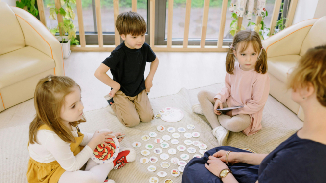 Bērni sēž uz grīdas