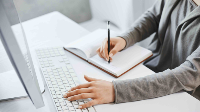 Strādājoša cilvēka rokas