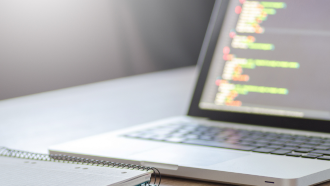 Attēls ar dokumentu un datoru