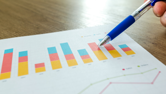 Bilde ar dokumentu un pildspalvu