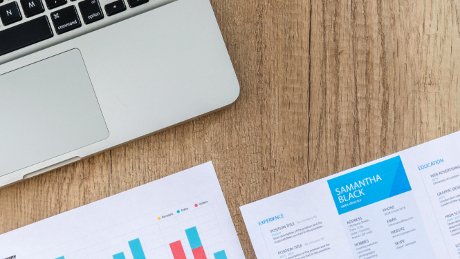 Bilde ar datoru un dokumentiem