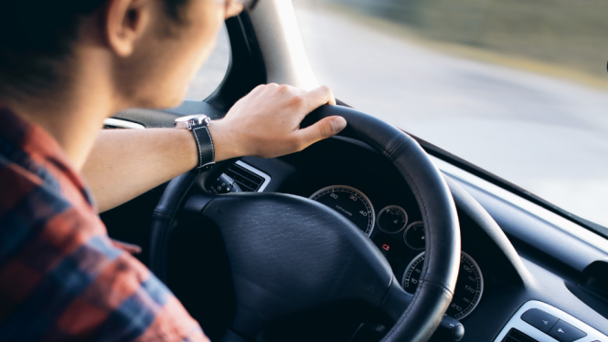 bilde ar mašīnas stūri un šoferi