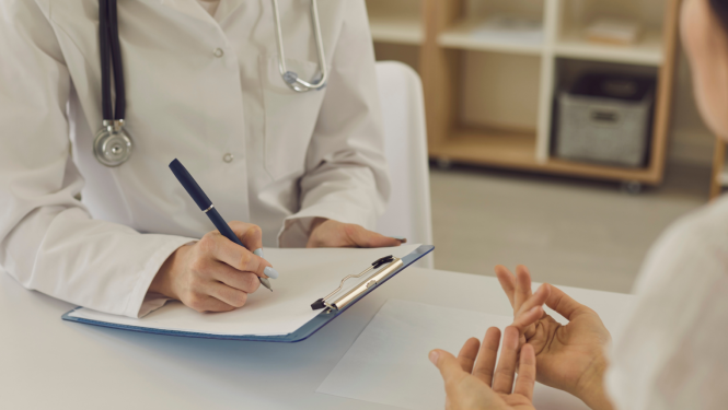 Bilde ar ārstu un pacientu