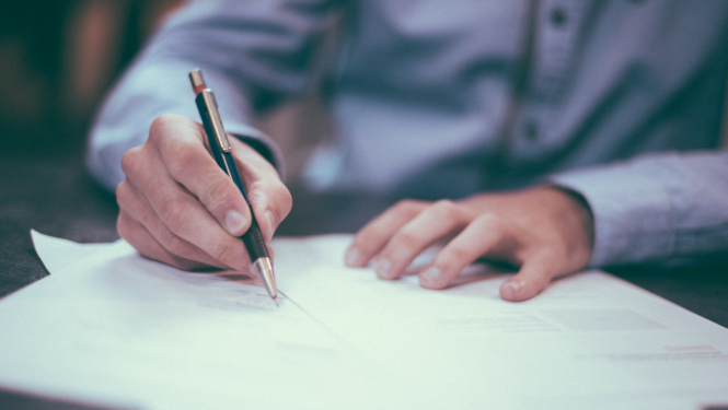 bilde ar pildspalvu un dokumentu