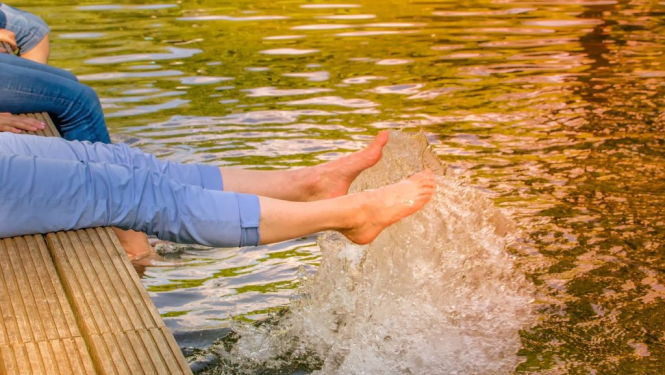 Cilvēku kājas, basas pēdas, ūdens 