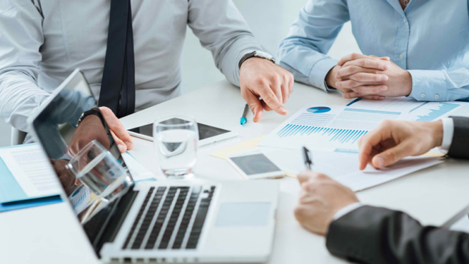 bilde ar datoru un dokumentiem