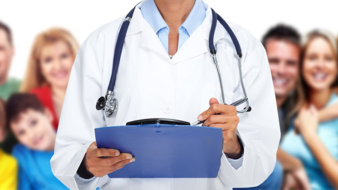 Ārsts ar fonendoskopu un  zilu mapi rokās, fonā divas ģimenes