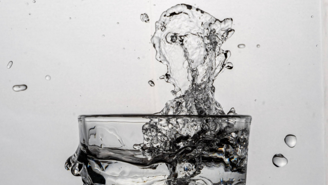 ūdens glāzē ūdens