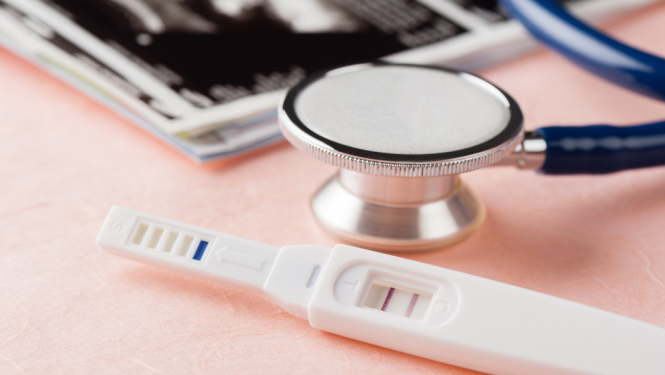 fonendoskops un ekprestests uz galda 