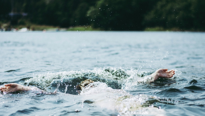 Ūdens tilpnē peldošs cilvēks 