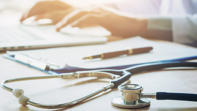 Cilvēka rokas uz portatīvā datora klaviatūras