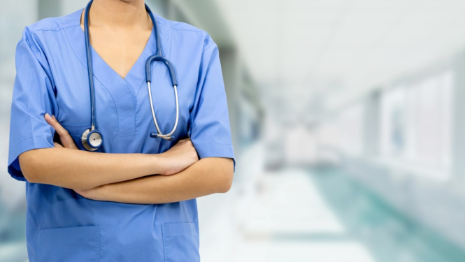 Medicīnas darbinieks gaiši zilā darba apģērbā ap kaklu fonendoskops