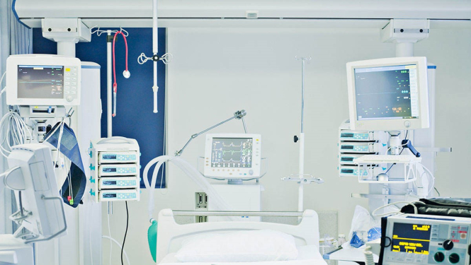  telpā dažādas medicīnas ierīces 