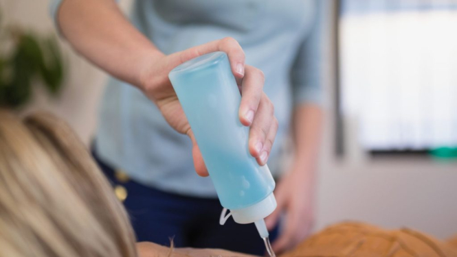 Medicīnas darbinieks veic ultrasonogrāfiju