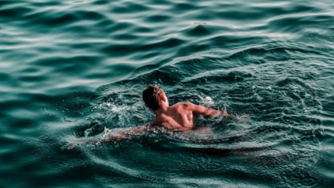 Ūdenstilpnē peld vīrietis