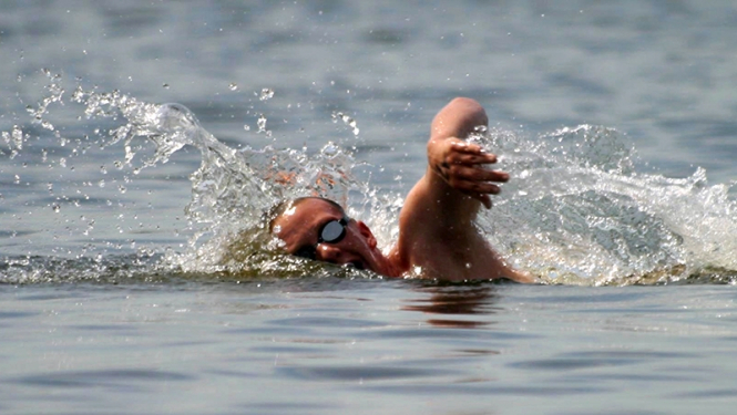 Peldošs cilvēks jūrā