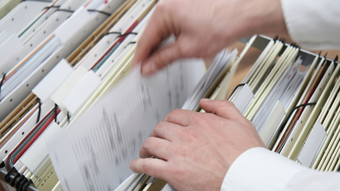 Cilvēka rokas un medicīnas mapes 