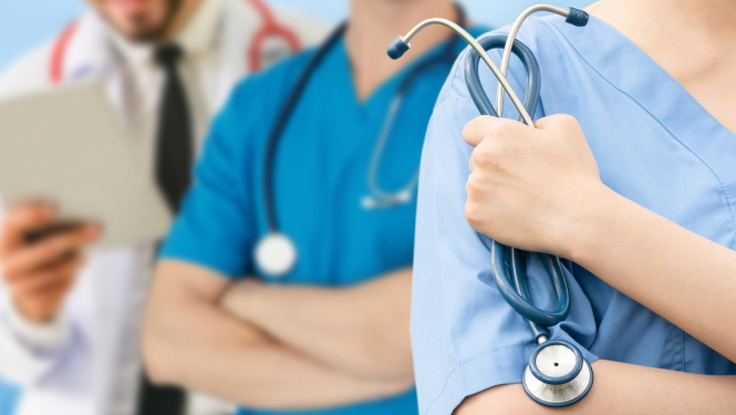 Attēlā trīs medicīnas darbinieku rokas un dokumentācija 