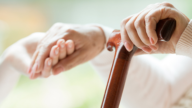 Cilvēku rokas un spieķis 