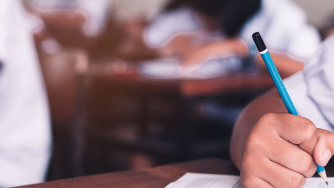 Bērna roka ar zīmuli