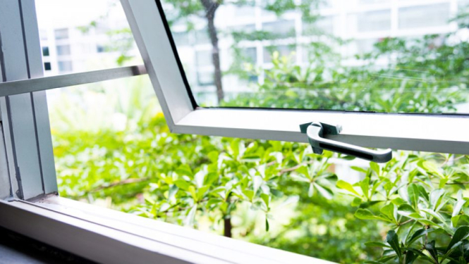 Atvērts logs vēdināšanas režīmā