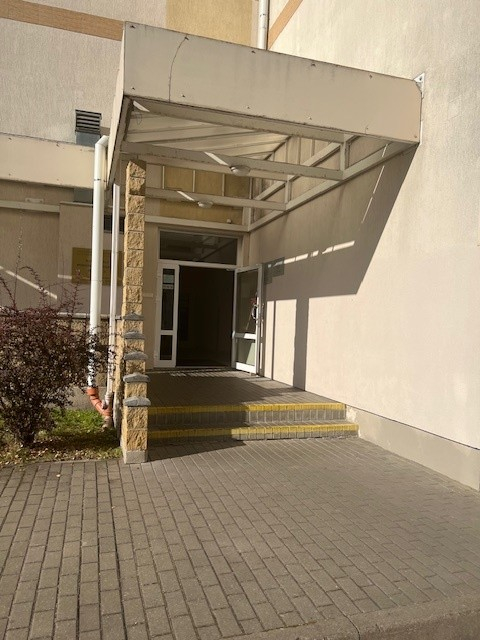 Ēkas durvis un pakāpieni