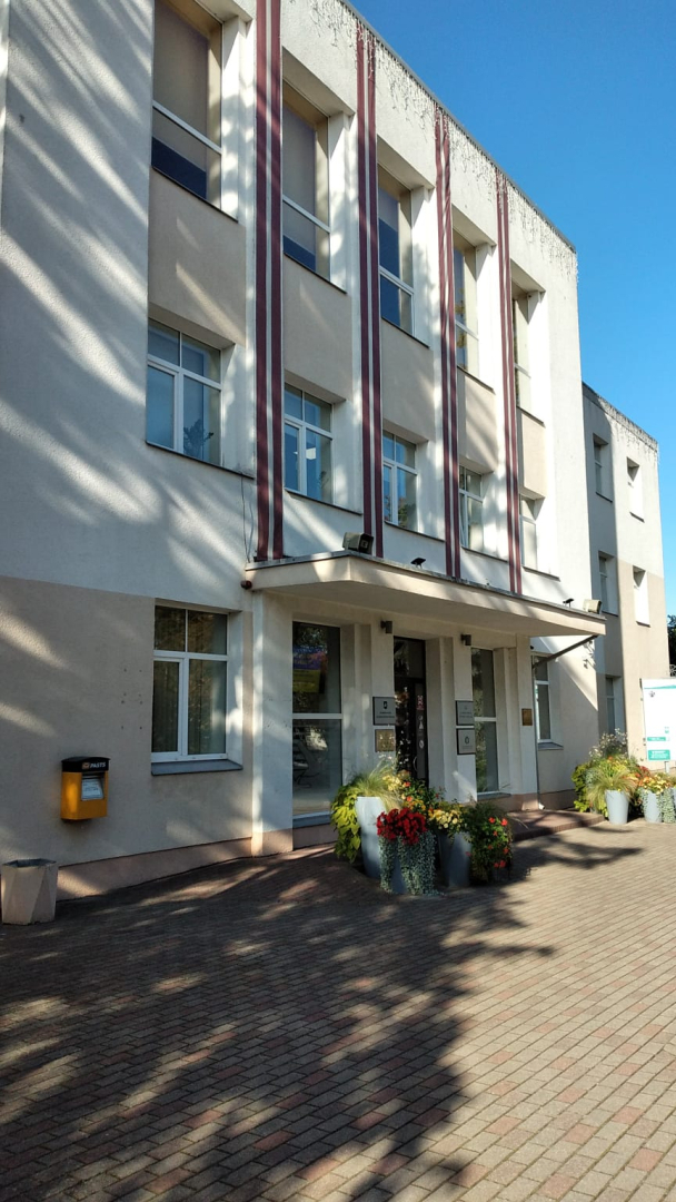 Gaiša ēka ar durvīm