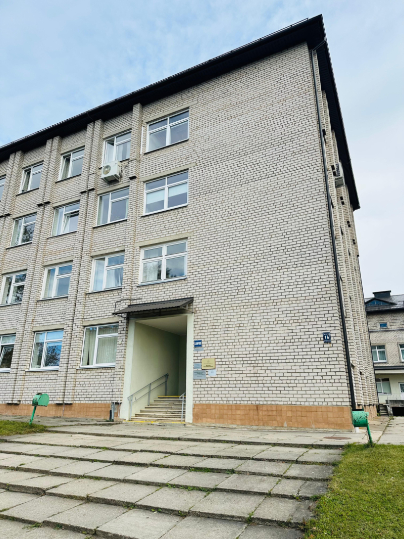 Balta ēka ar kāpnēm