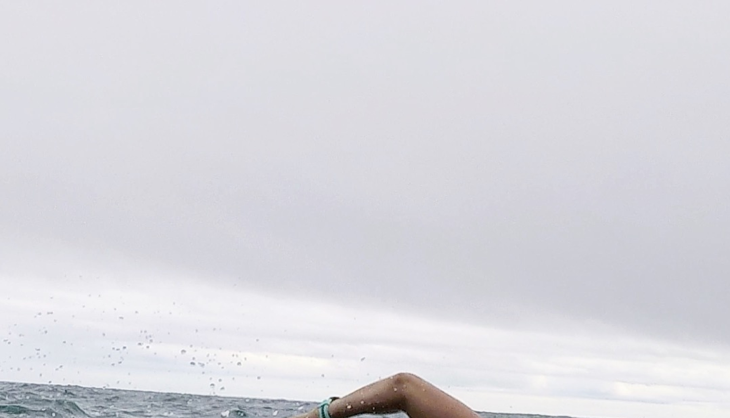 Peldoša cilvēka roka jūrā