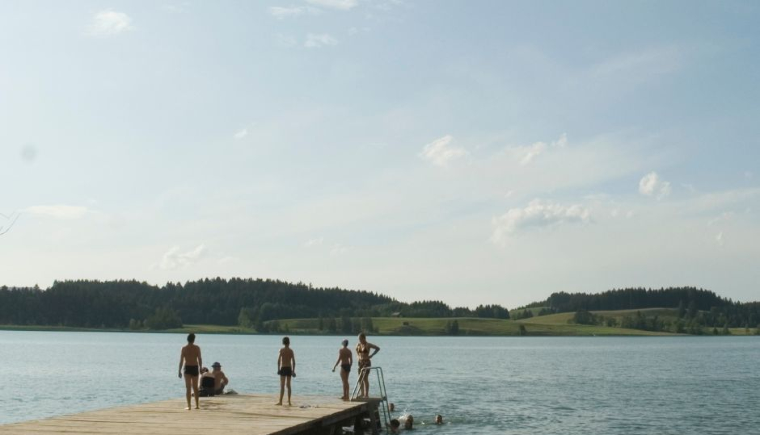 Ezera peldvieta ar laipu