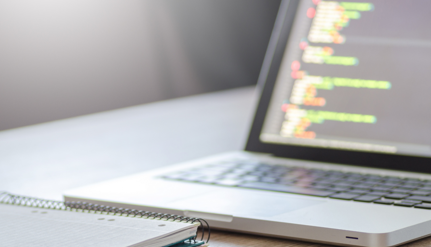 Bilde ar dokumentu un datoru