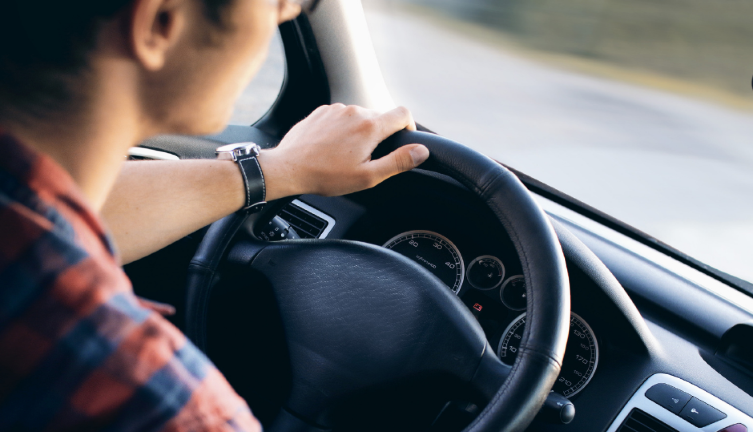 bilde ar mašīnas stūri un šoferi