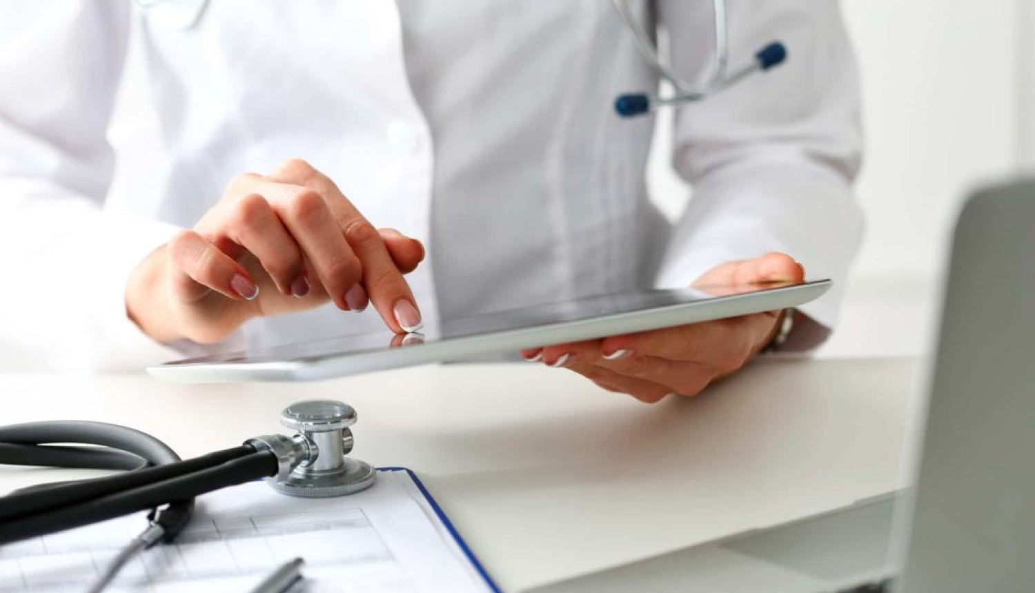 Medicīnas darbinieka rokas pie datora