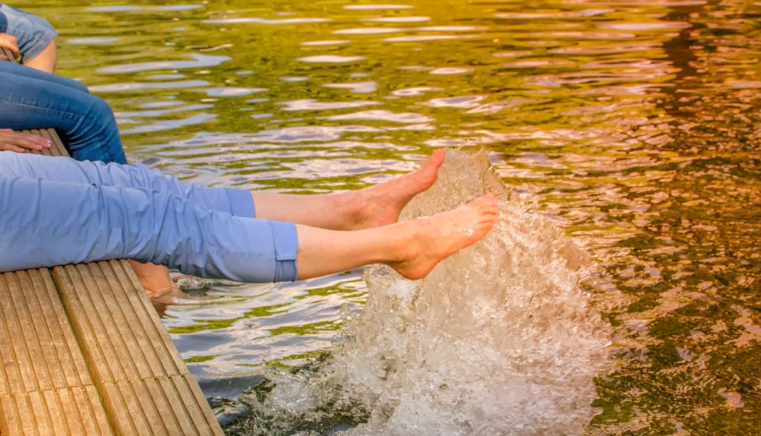 Cilvēku kājas, basas pēdas, ūdens 