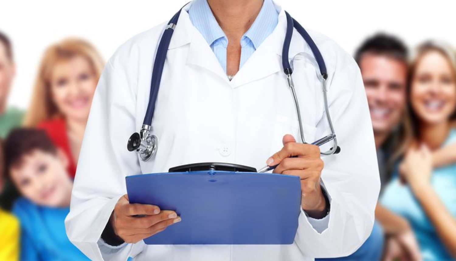 Ārsts ar fonendoskopu un  zilu mapi rokās, fonā divas ģimenes
