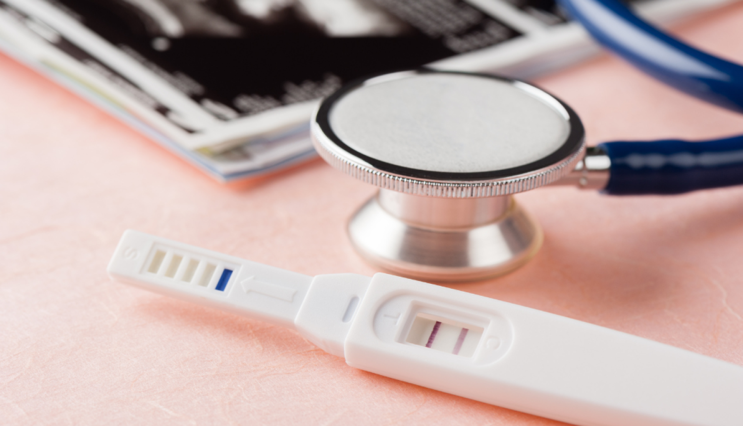 fonendoskops un ekprestests uz galda 