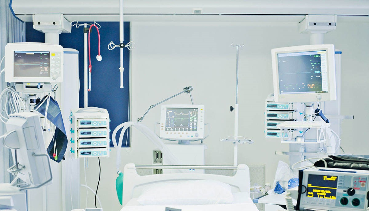  telpā dažādas medicīnas ierīces 