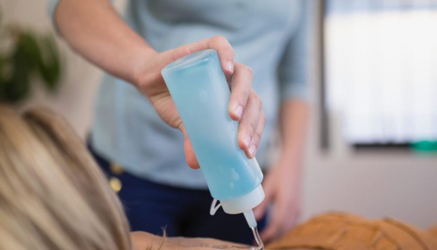 Medicīnas darbinieks veic ultrasonogrāfiju