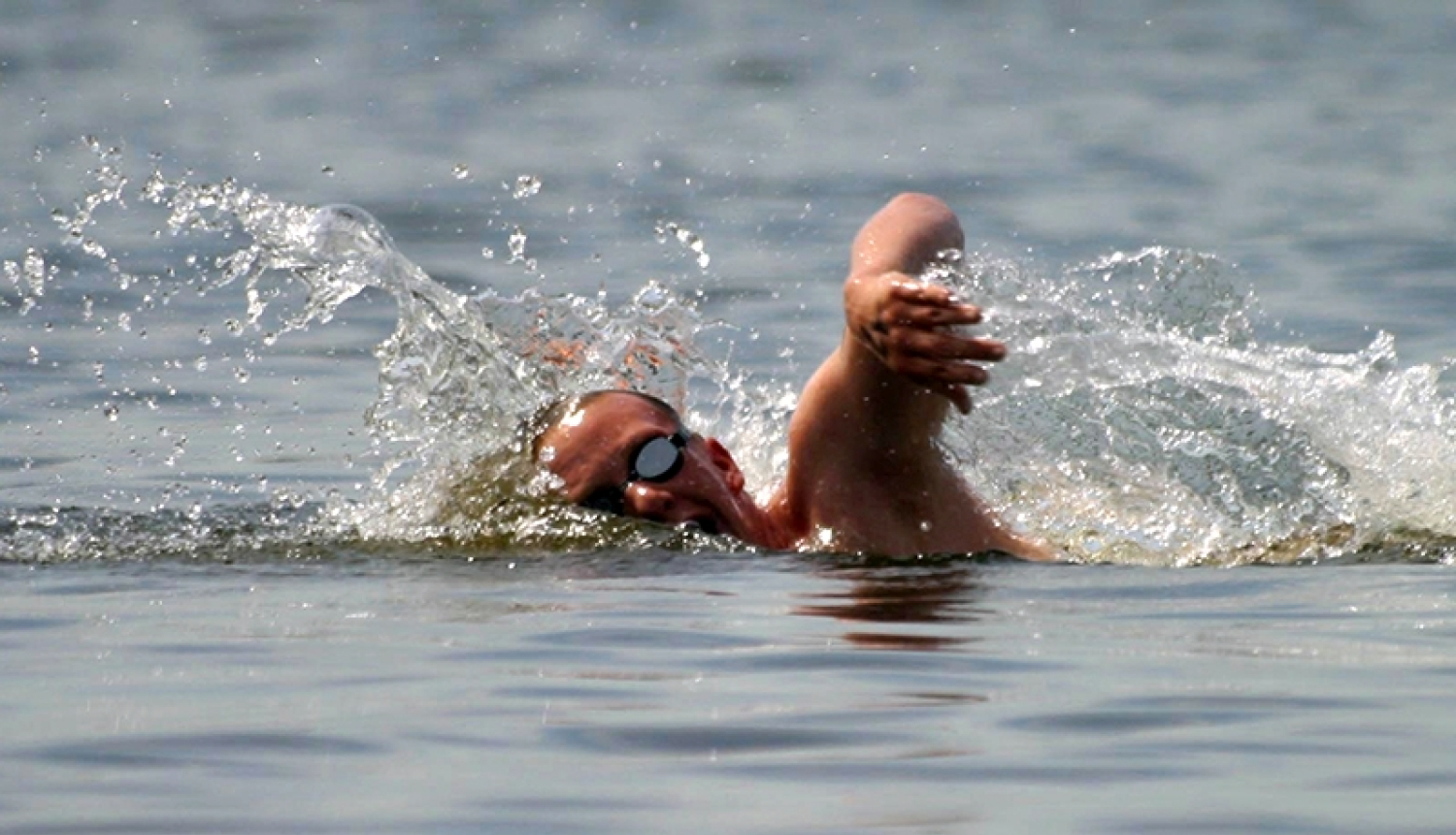 Peldošs cilvēks jūrā