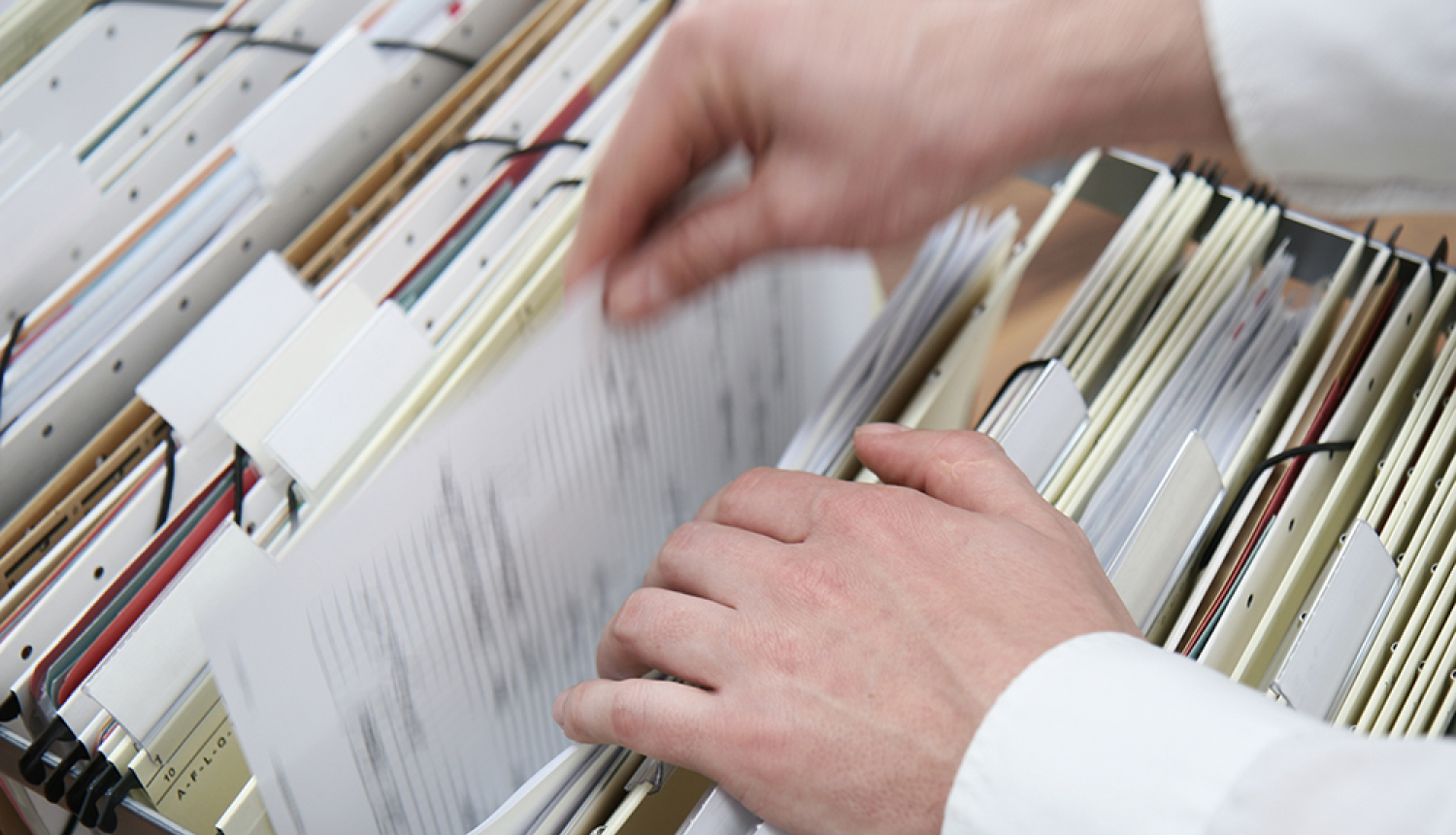 Cilvēka rokas un medicīnas mapes 