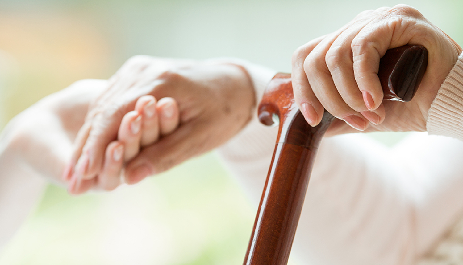 Cilvēku rokas un spieķis 