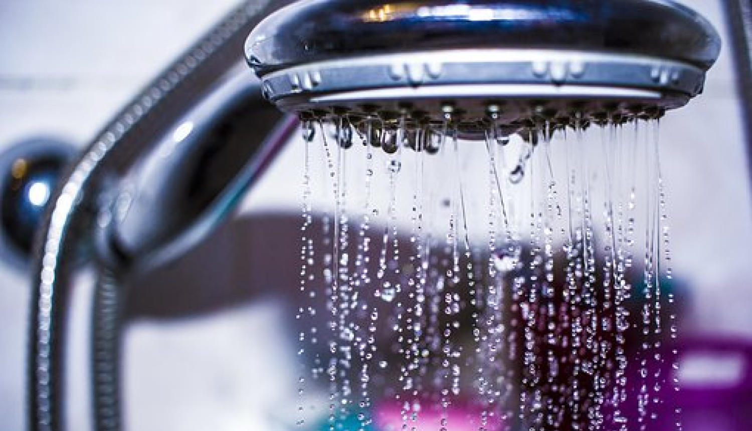 Dušas klausule ar tekošu ūdeni